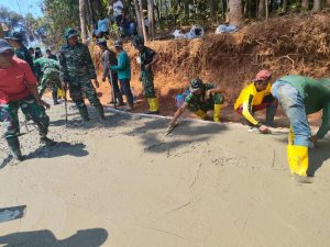 Read more about the article Semangat Membara, Satgas TMMD Reguler ke-130 Kodim 0736/Batang Bersama Warga Percepat Pengecoran Jalan Desa Sembung