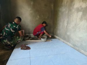Read more about the article Satgas TMMD Reguler ke-130 Kodim 0736/Batang Laksanakan Pemasangan Keramik Lantai RTLH Milik Bapak Ismail
