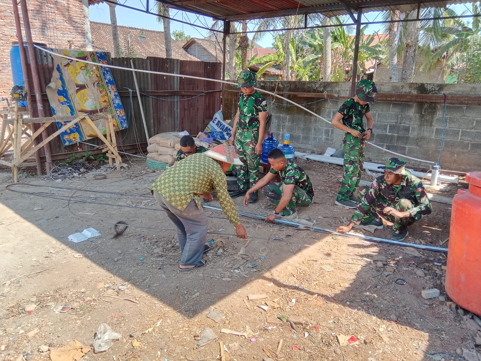 You are currently viewing Dukung Program Manunggal Air, Satgas TMMD Reguler ke-130 Potong Dan Siapkan Pipa di Dukuh Kamijoro