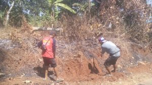 Read more about the article Tak Peduli Panasnya Terik Matahari, Warga Bersama Satgas TMMD Reguler ke-130 Tetap Semangat Ratakan Tebing Jalan