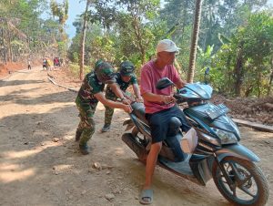 Read more about the article Sikap Kepedulian Yang Tinggi, Personel Satgas TMMD Reguler ke-130 Bantu Atasi Motor Warga Mogok di Desa Sembung