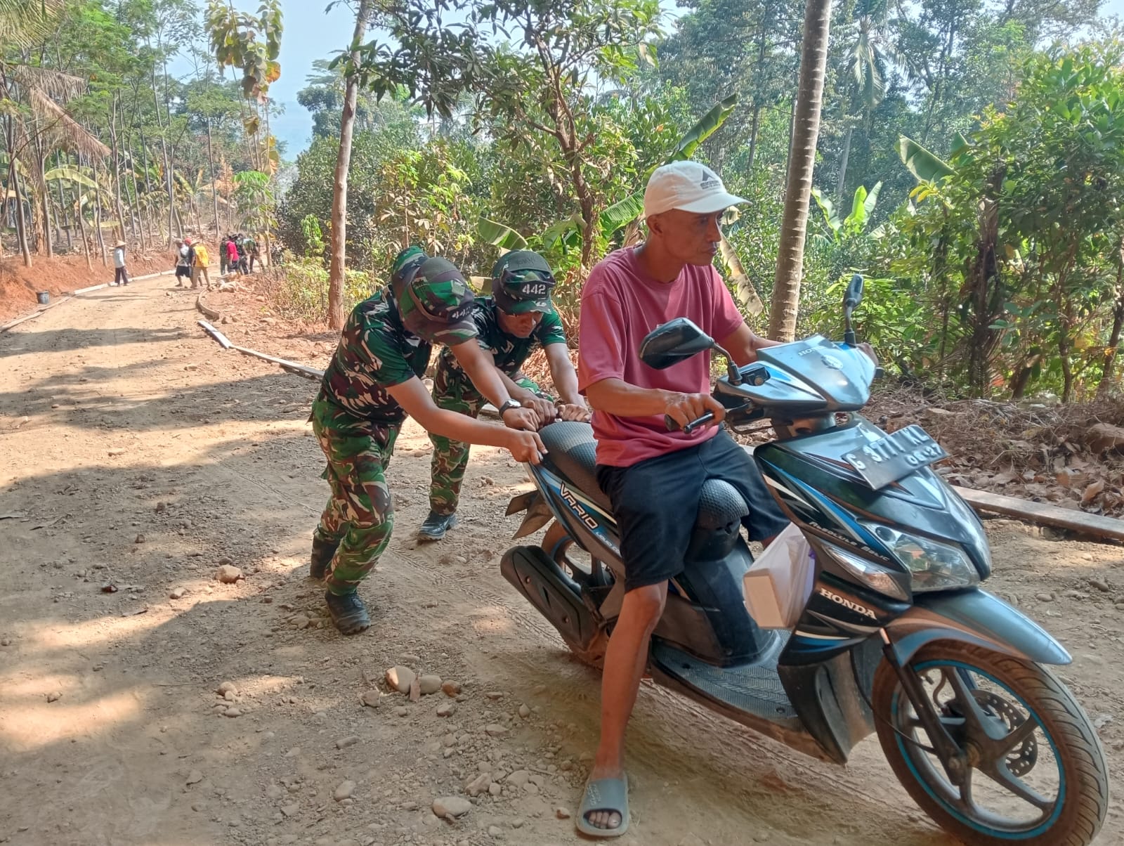 You are currently viewing Sikap Kepedulian Yang Tinggi, Personel Satgas TMMD Reguler ke-130 Bantu Atasi Motor Warga Mogok di Desa Sembung