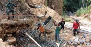 Read more about the article Pembangunan Jembatan Perintis Garuda Tahap VII di Kodim Ponorogo Terus Berproses