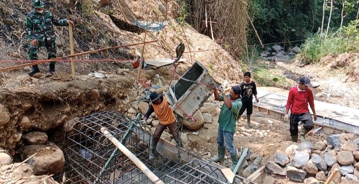 Read more about the article Pembangunan Jembatan Perintis Garuda Tahap VII di Kodim Ponorogo Terus Berproses