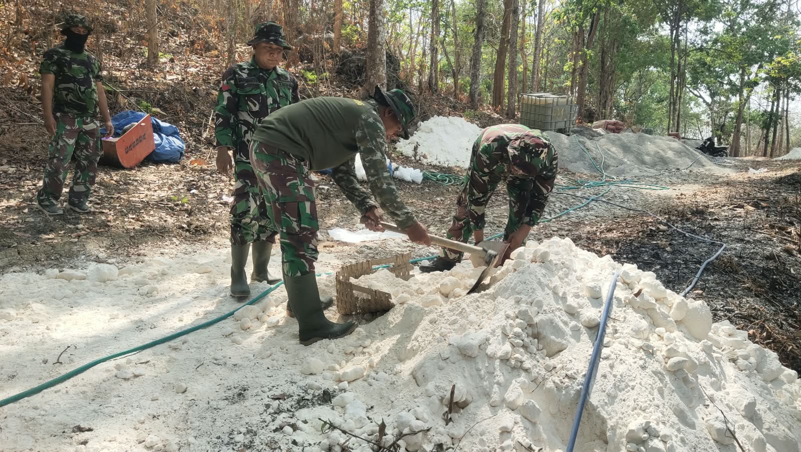 Read more about the article Selang Air yang Mengular, Tanda Pasokan Air Aman untuk TMMD
