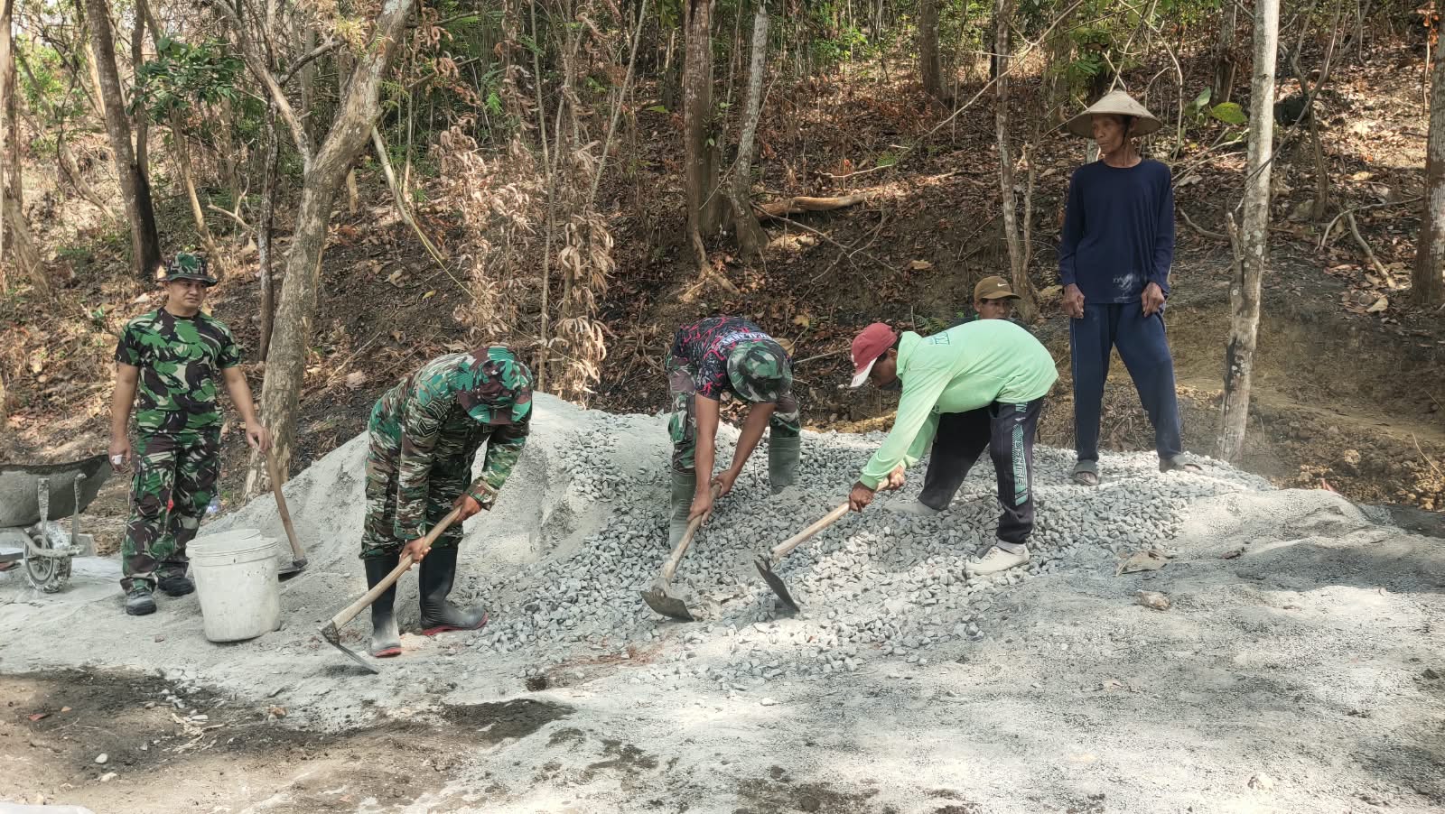 Read more about the article Empat Cangkul Dikerahkan, Satgas TMMD ke-130 Siapkan Material Betonisasi Jalan