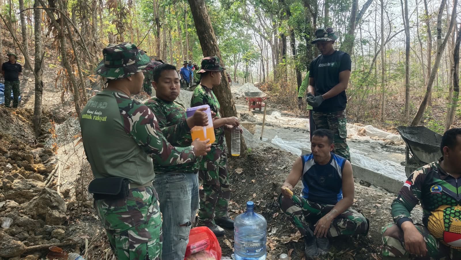 Read more about the article Jaga Stamina di Tengah Pekerjaan, Minuman Jadi Teman Istirahat Satgas TMMD ke-130