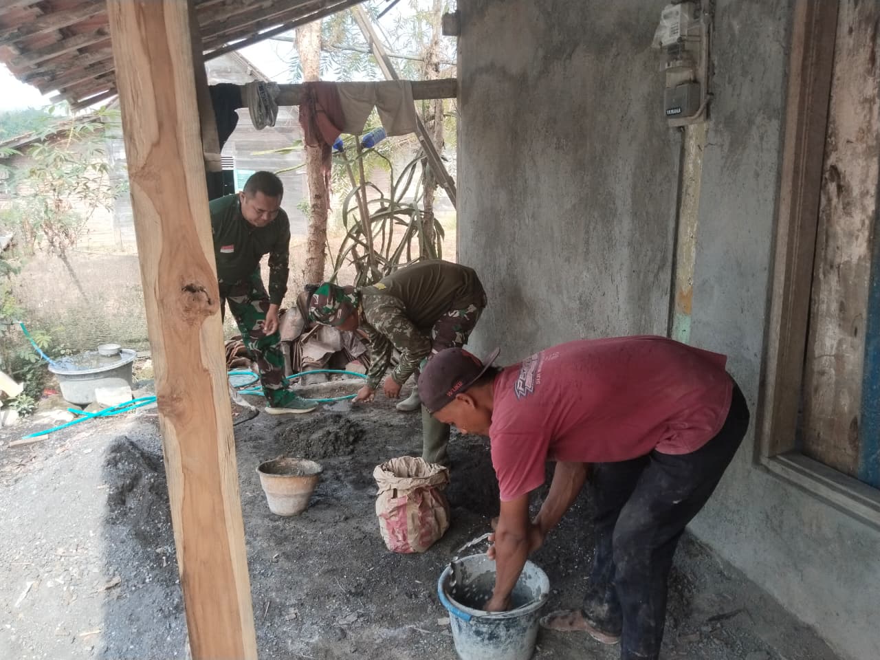 You are currently viewing Serka Heri Turun Langsung Siapkan Adukan Semen untuk Rehab Rumah Warga