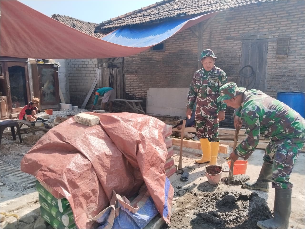 You are currently viewing Serma Sudarsono Siap Bantu Rehab RTLH, Sepatu Boots Jadi Penunjang Aktivitas Lapangan