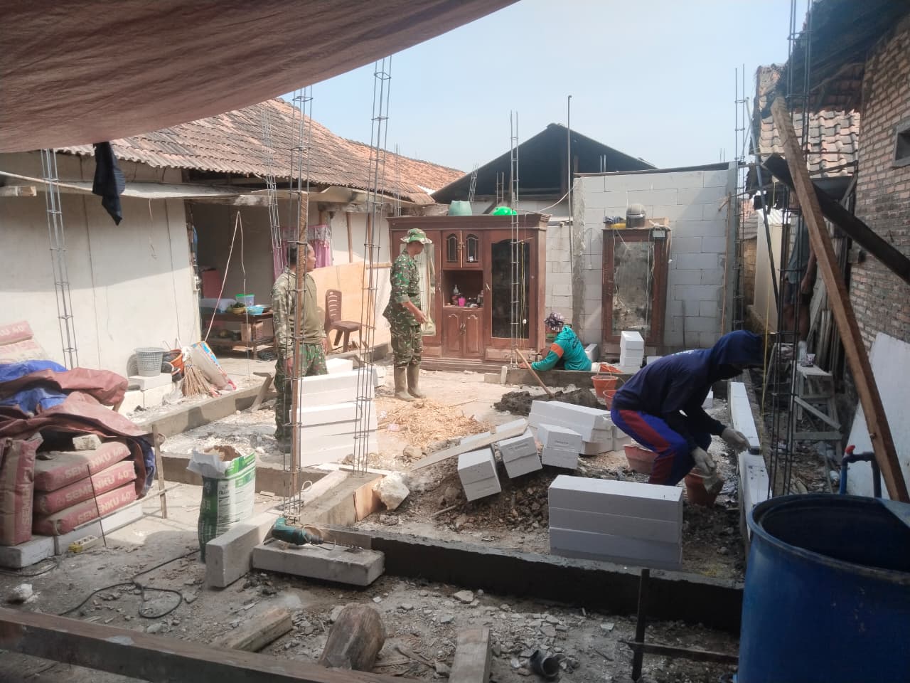 You are currently viewing Rehabilitasi Rumah Pak Diki Capai 20 Persen, Satgas TMMD ke-130 Terus Lakukan Perbaikan