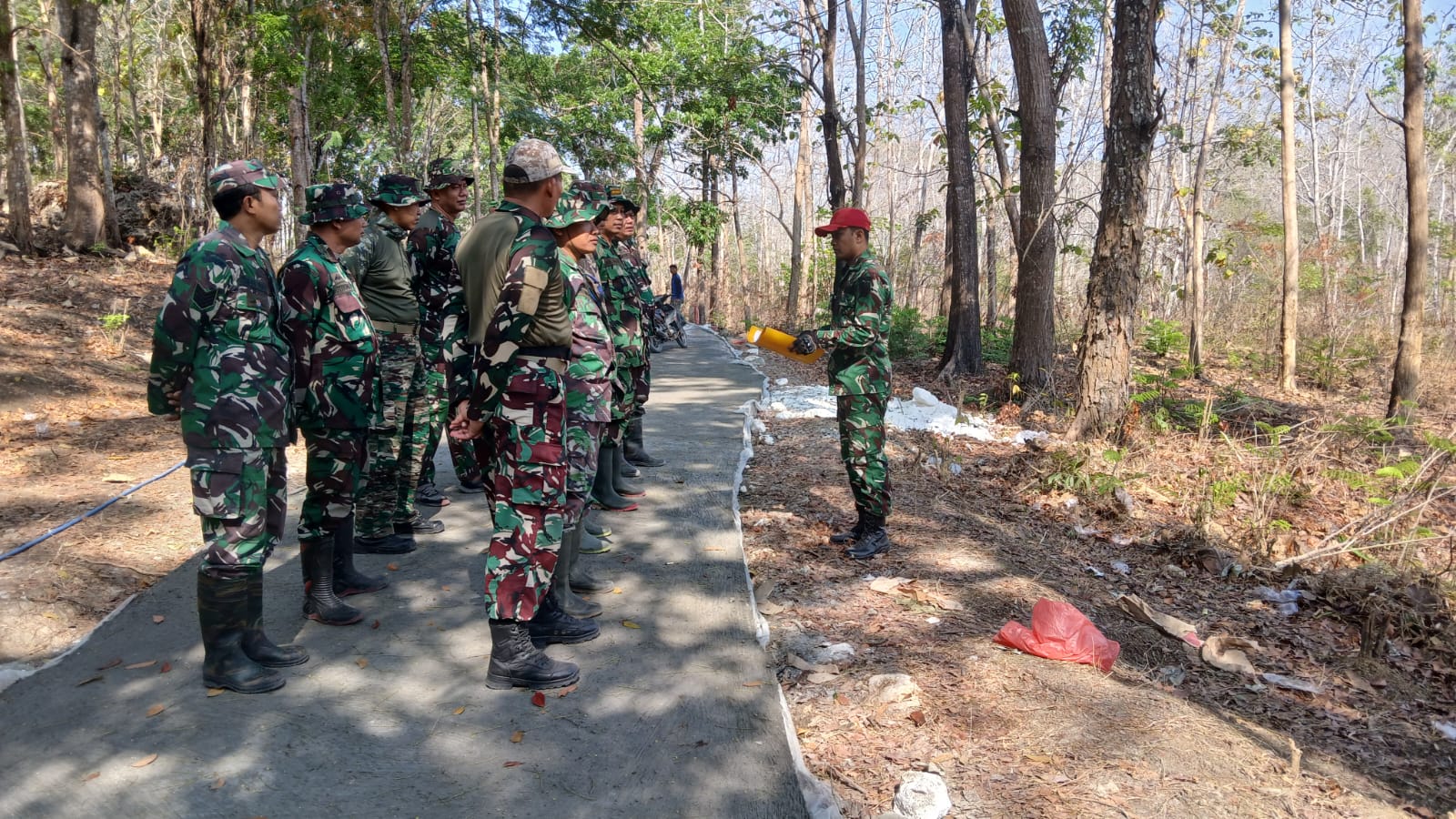 You are currently viewing Disiplin dan Semangat Prajurit Satgas TMMD ke-130 dalam Mengejar Target Pembangunan