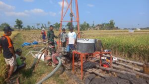 Read more about the article Harapan Baru dari Perut Bumi: Sinergi Babinsa dan Petani Plumpungrejo Hadapi Musim Tanam