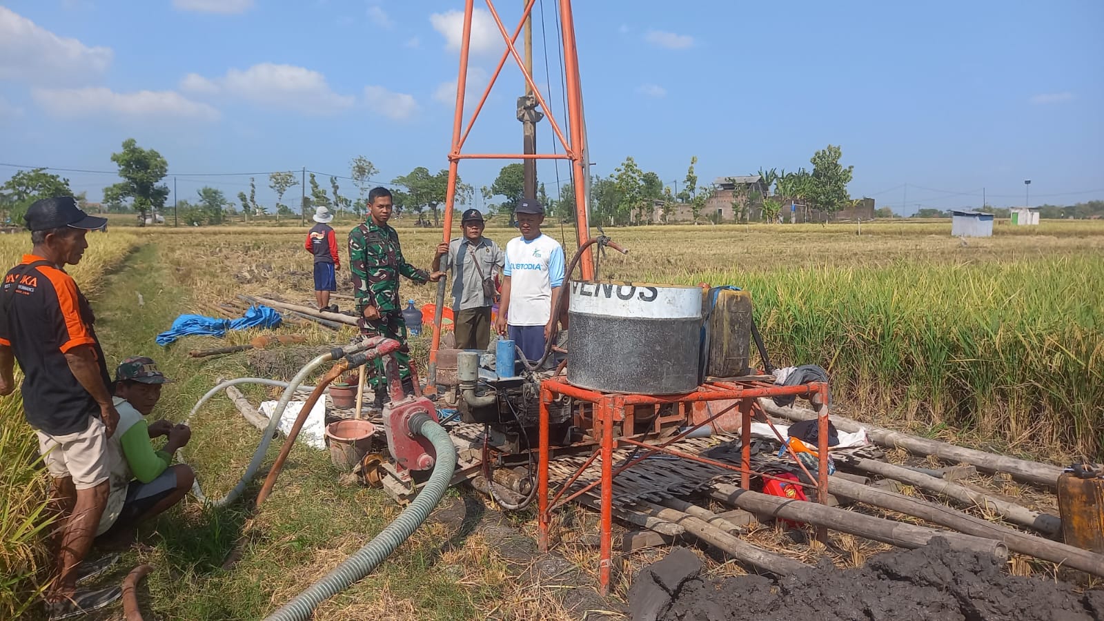 Read more about the article Harapan Baru dari Perut Bumi: Sinergi Babinsa dan Petani Plumpungrejo Hadapi Musim Tanam