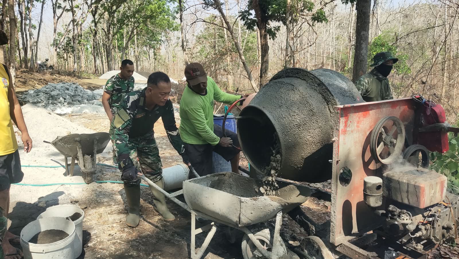 You are currently viewing Pasiops Kodim Rembang Tak Hanya Mengawasi, tetapi Juga Turun Langsung Bantu Pengecoran Jalan TMMD
