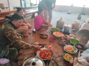 Read more about the article Korlap Pelda Yanto Tak Hanya Koordinasi Pembangunan, tetapi Juga Bantu di Dapur TMMD