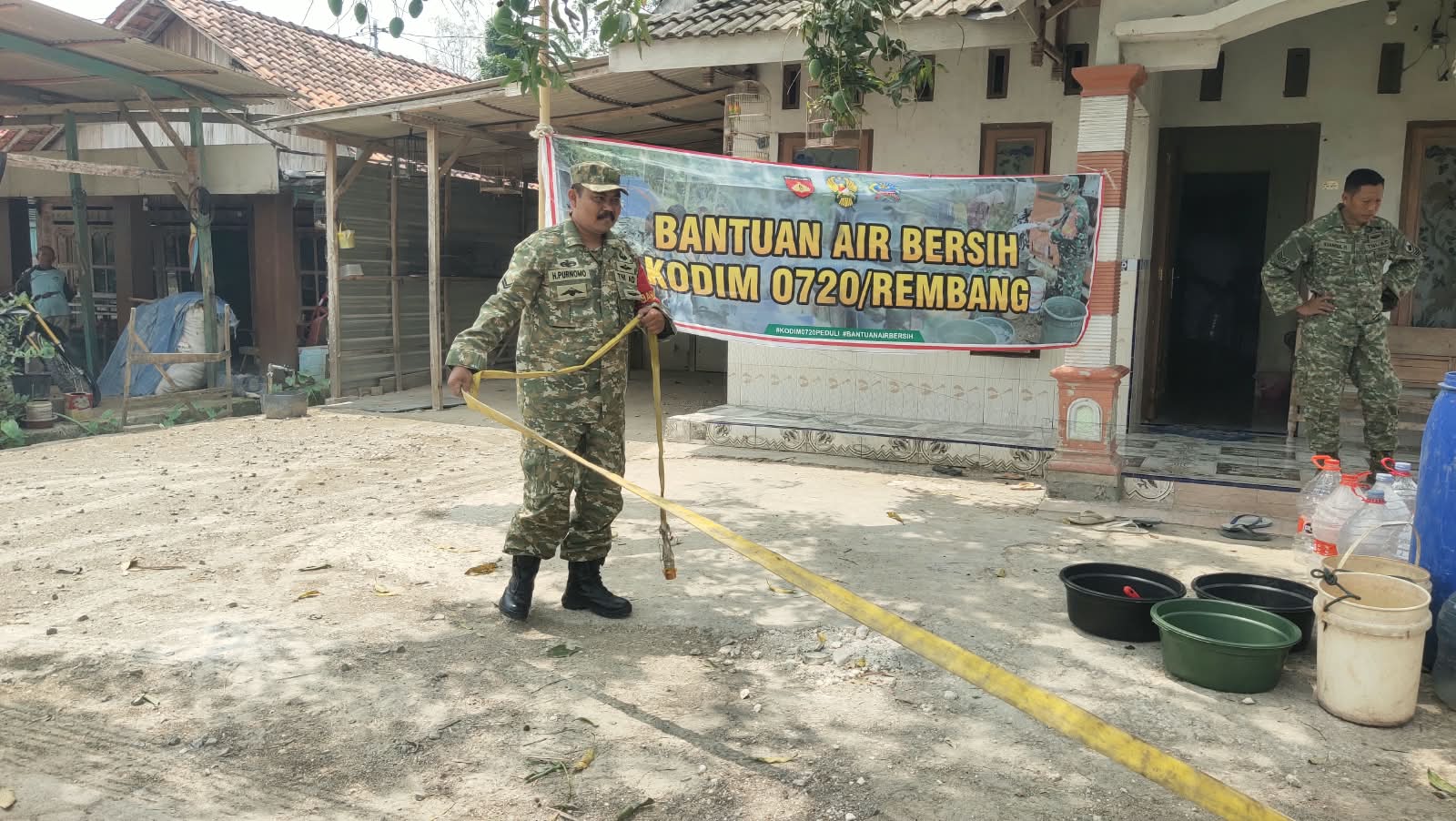 You are currently viewing Babinsa Bantu Satgas TMMD Rembang Salurkan Air Bersih di Desa Ngajaran