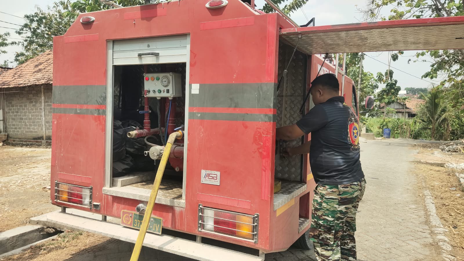You are currently viewing Damkar Kodim Rembang Bantu Distribusi Air Bersih untuk Warga Desa Ngajaran