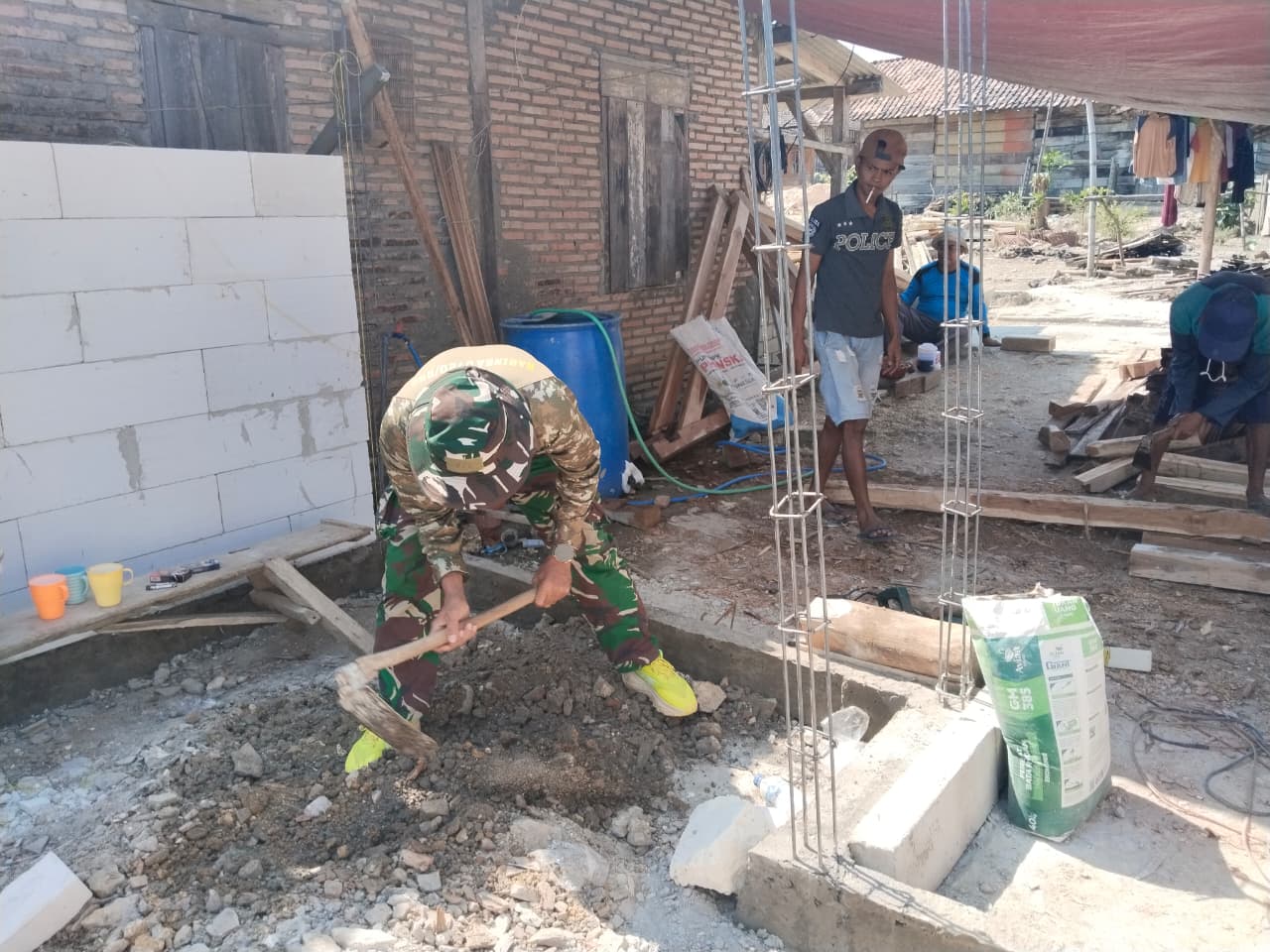 You are currently viewing Sepatu Hijau Menyala Tak Halangi Semangat Satgas TMMD Rembang Bangun RTLH