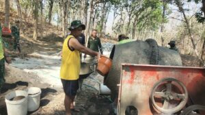 Read more about the article Satgas TMMD Kodim Rembang Kenakan Kaos Tanpa Lengan saat Bekerja
