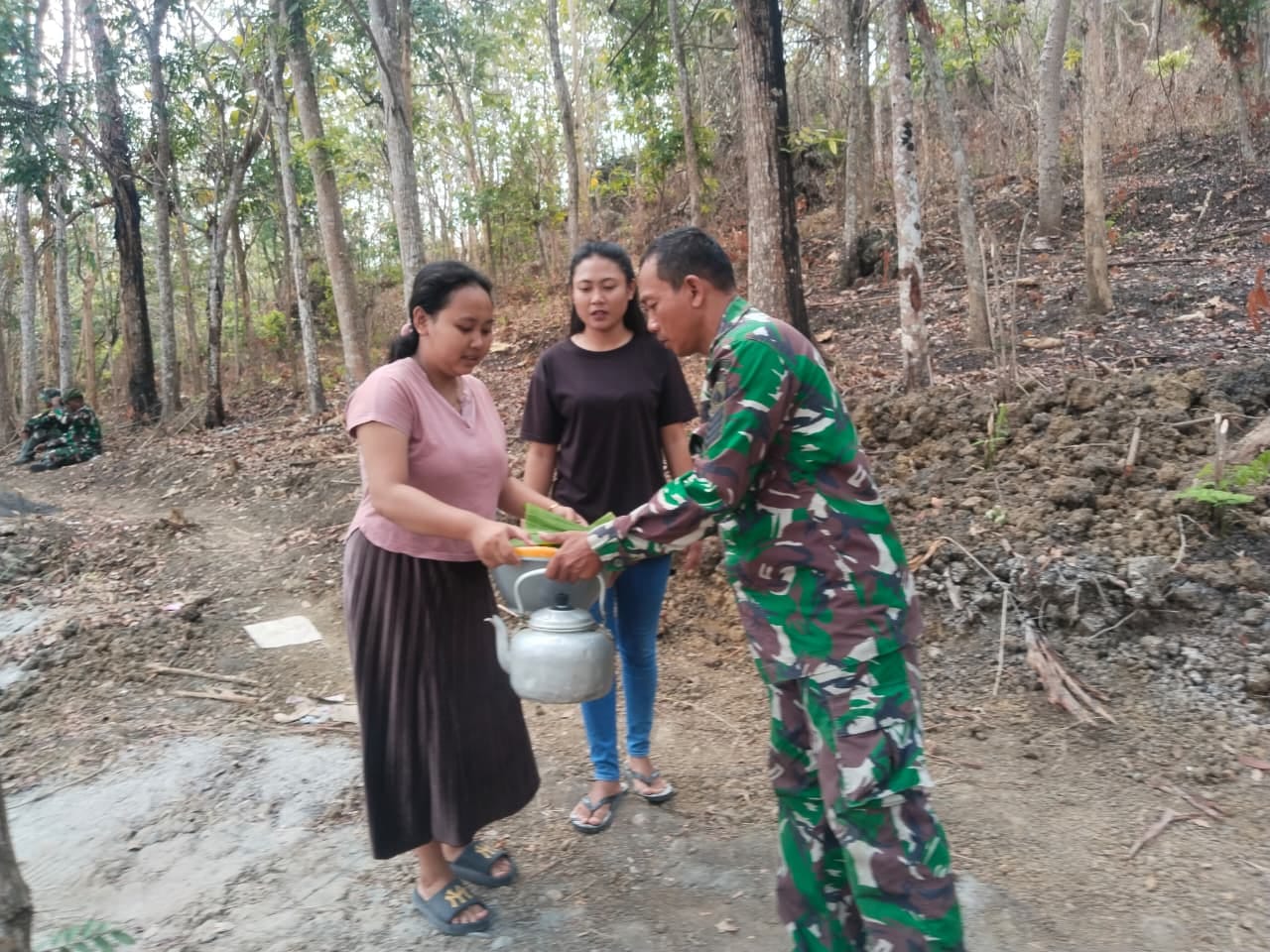 You are currently viewing Bu Warjinah Antarkan Makanan untuk Satgas TMMD di Desa Ngajaran