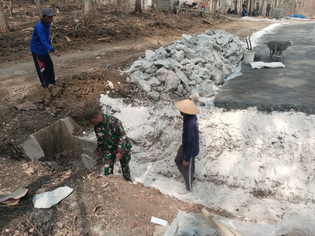 You are currently viewing Satgas TMMD Kodim Rembang Siapkan Jalan untuk Pemasangan Plat Beton