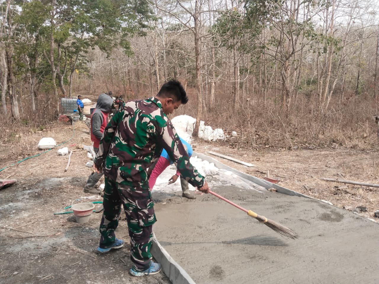 You are currently viewing Progres Cor Jalan Capai 50 Persen, Koptu Andik Bantu Rapikan Permukaan Beton
