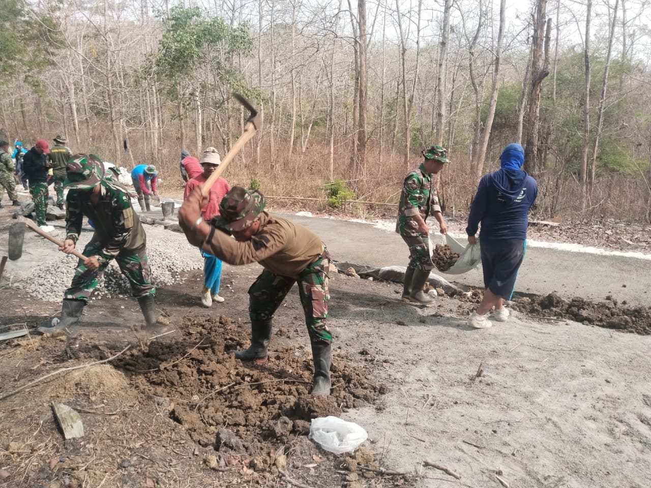You are currently viewing Hari Ke-15 TMMD, Cangkul dan Karung Padi Masih Mendukung Pembangunan di Ngajaran