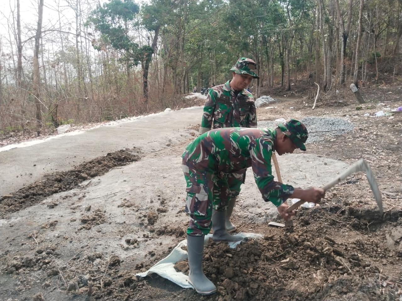 You are currently viewing Serka Rupadi Bantu Pelebaran Jalan Beton dalam Program TMMD di Ngajaran