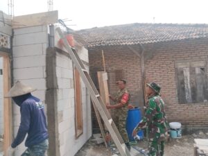 Read more about the article Sertu Ma’ruf Turun Langsung Bantu Pembangunan RTLH Pak Diki di Ngajaran
