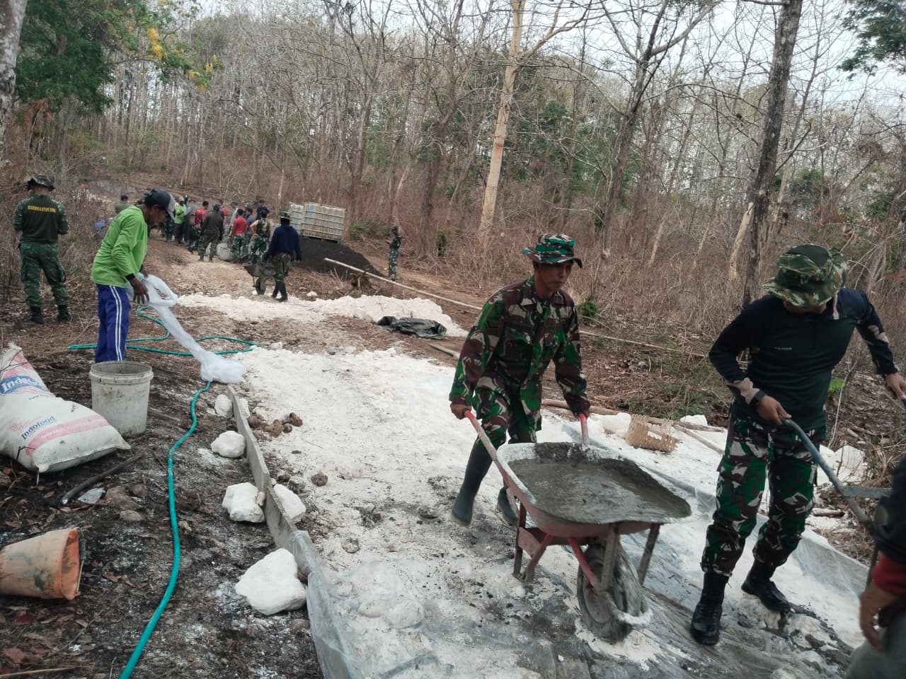 You are currently viewing Sepatu PDL Mengusam, Satgas TMMD Kodim Rembang Tetap Fokus Cor Jalan