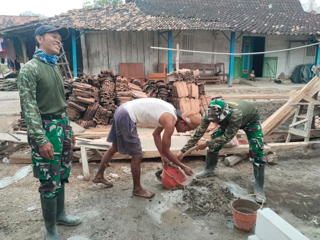 You are currently viewing Satgas TMMD Kodim Rembang Lanjutkan Pengerjaan RTLH di Desa Ngajaran