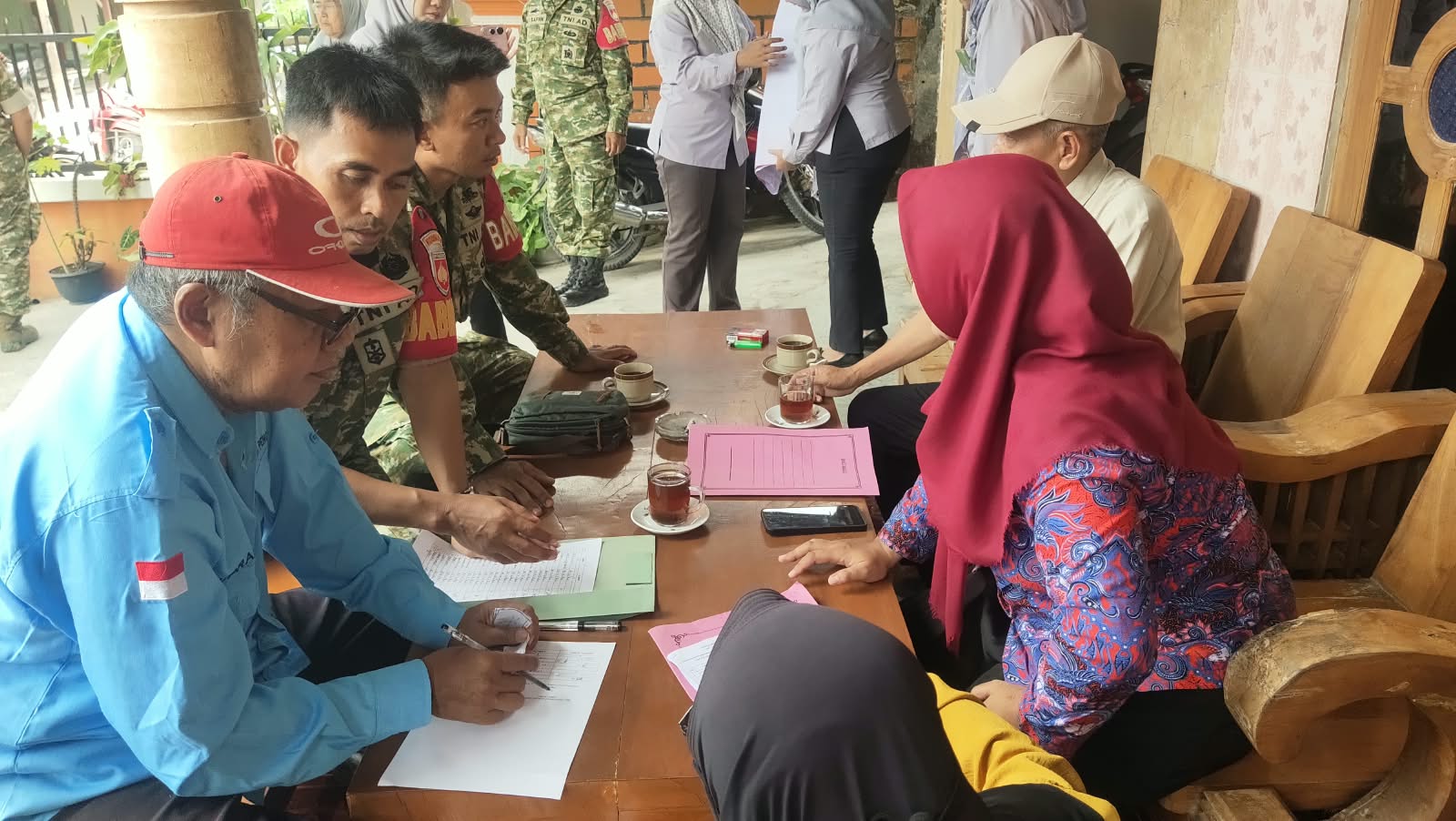 You are currently viewing Pastikan Bantuan Tepat Sasaran, Satgas TMMD Rembang Ikuti Pendataan Warga