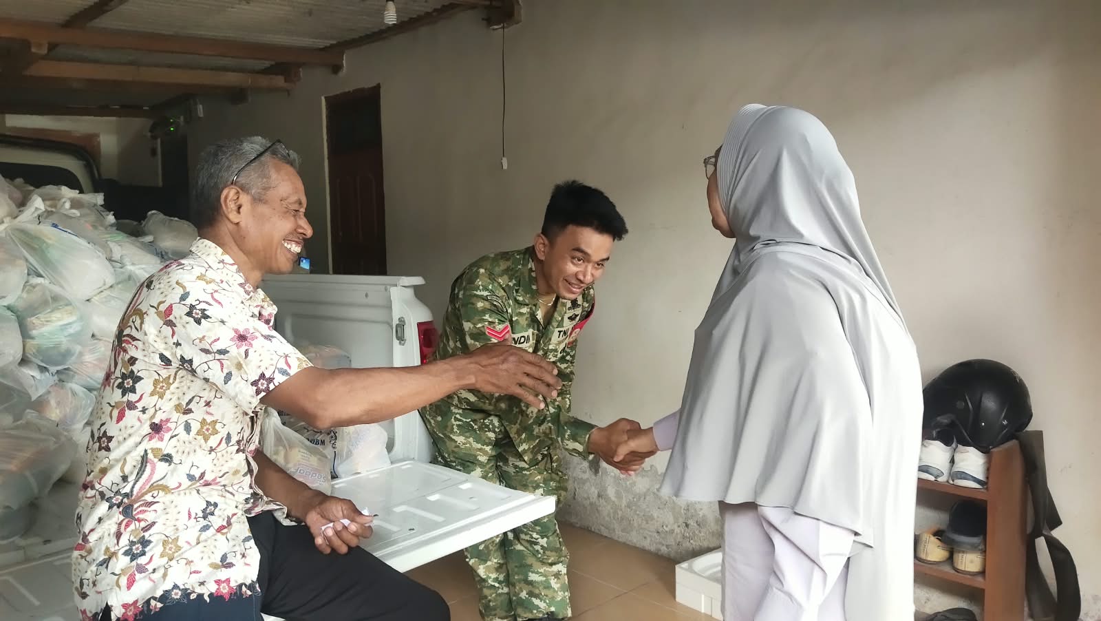 You are currently viewing Penyaluran Sembako di Ngajaran, Wujud Perhatian Satgas TMMD kepada Warga