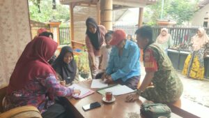 Read more about the article Babinsa Ngajaran Pantau Pendataan Calon Penerima Sembako dalam Program TMMD