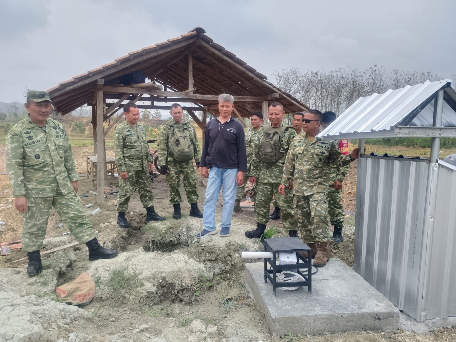 You are currently viewing Dan Unit Intel Bersama PJU Kodim Tinjau Kondisi Sumur Bor TMMD di Desa Ngajaran