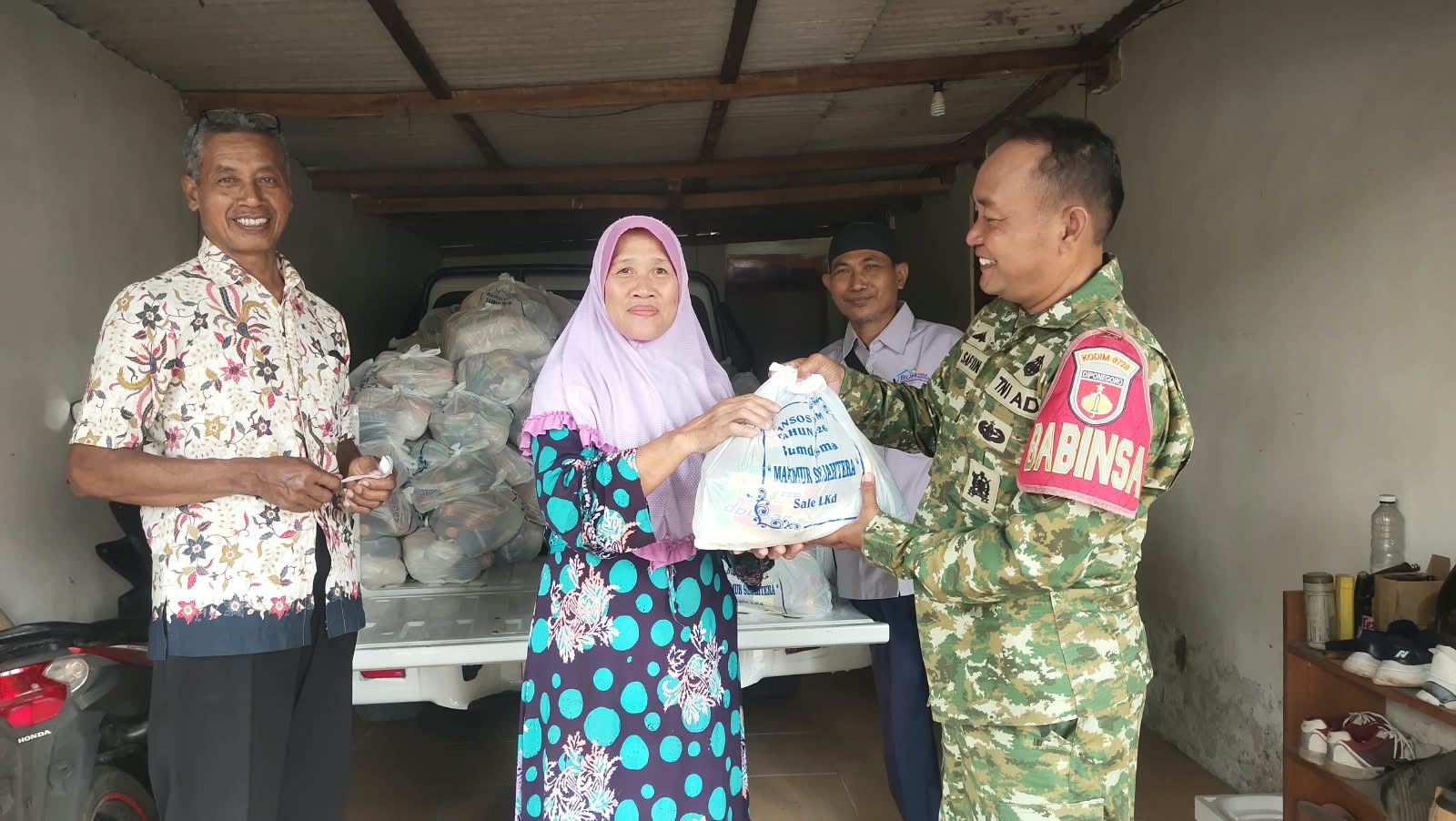 You are currently viewing Sertu Safi’in Bagikan Sembako kepada Warga yang Membutuhkan di Desa Ngajaran