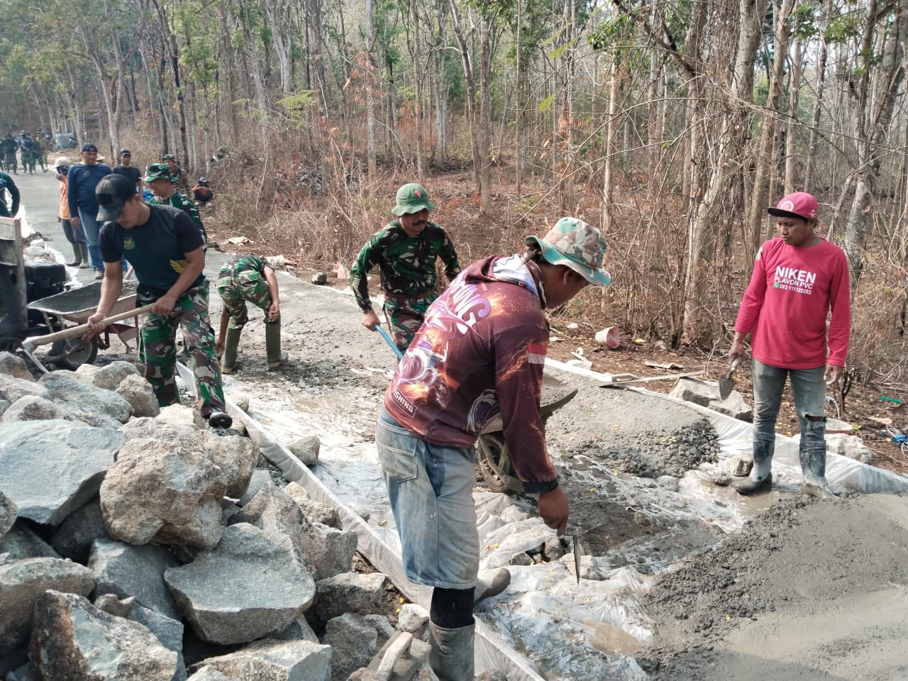 You are currently viewing Satgas TMMD dan Warga Ngajaran Intensifkan Pengerjaan Pengecoran Jalan