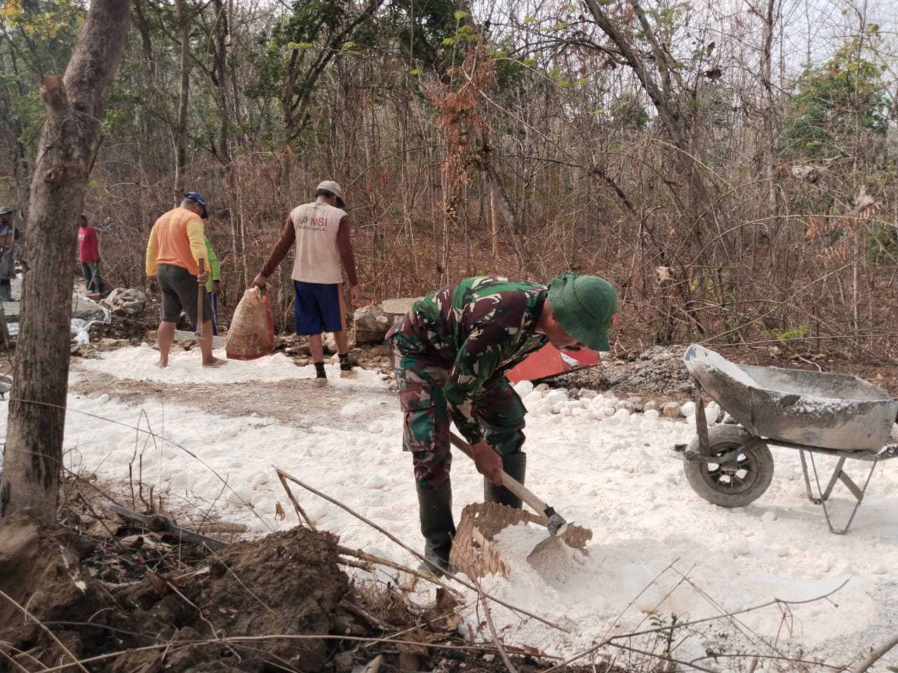 You are currently viewing Personel Posal Rembang Turut Mencangkul Bersama Satgas TMMD di Desa Ngajaran