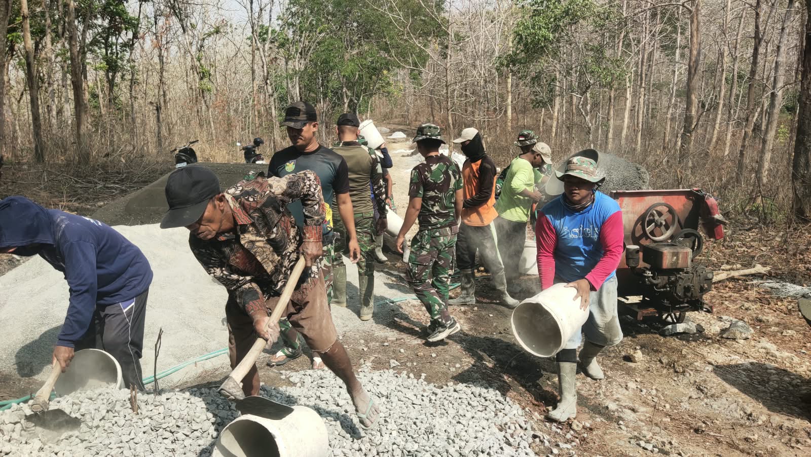 You are currently viewing Warga Berbaju Batik Turut Membantu Pekerjaan Satgas TMMD Rembang