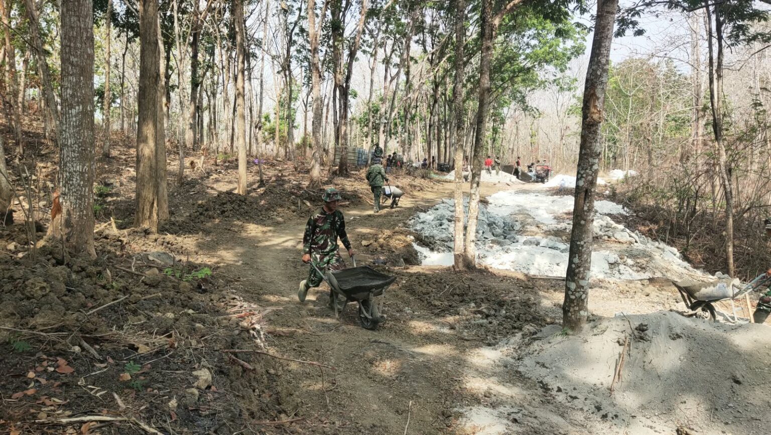 Read more about the article Gerobak Dorong Permudah Satgas TMMD Rembang Bawa Adukan ke Lokasi Pengecoran