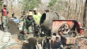 Read more about the article Topi Anyaman Bambu Lindungi Personel Satgas TMMD Saat Pengecoran Jalan di Ngajaran