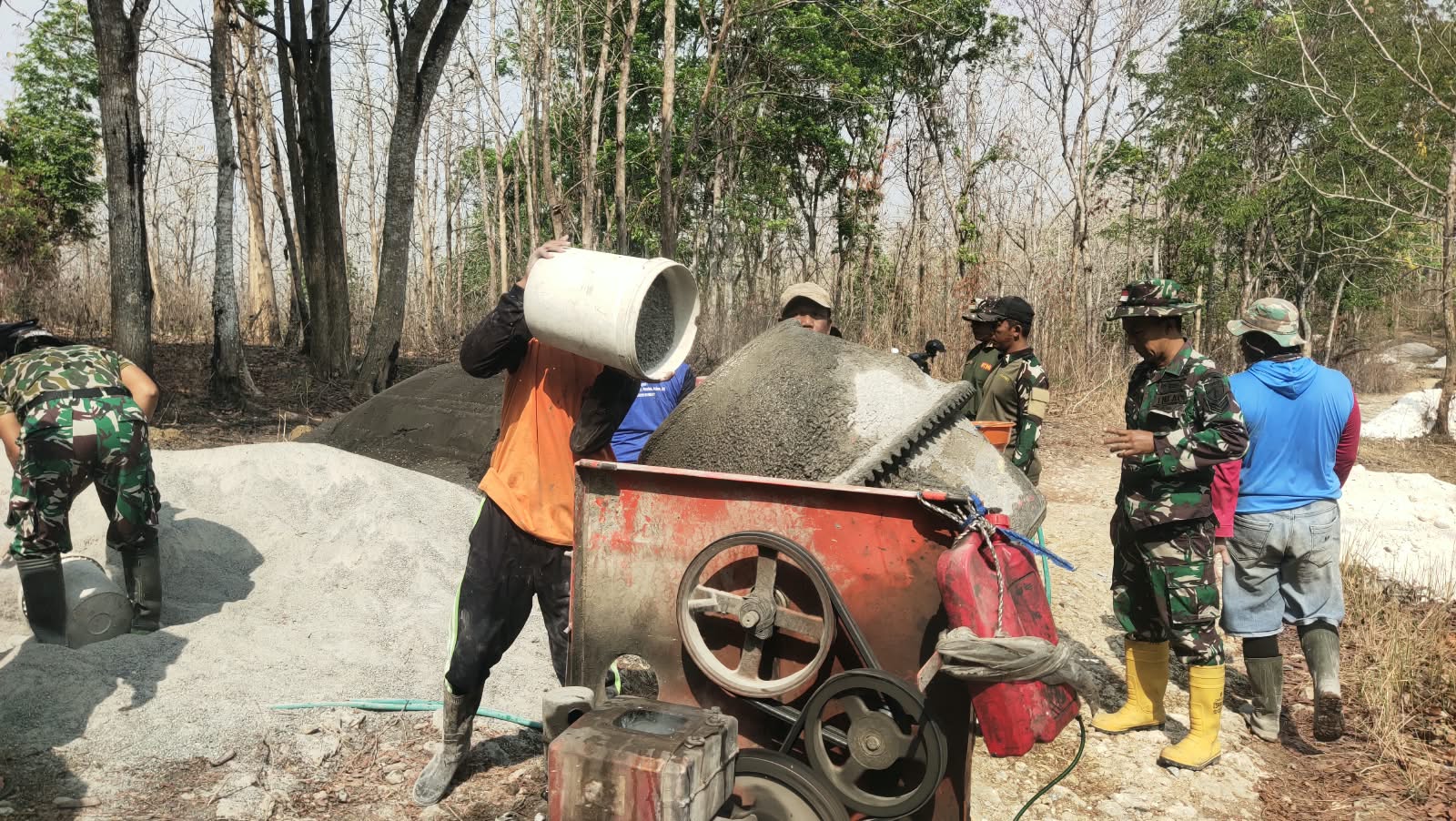 You are currently viewing Molen Lama Tetap Dimanfaatkan untuk Mendukung Pengecoran Jalan TMMD di Ngajaran