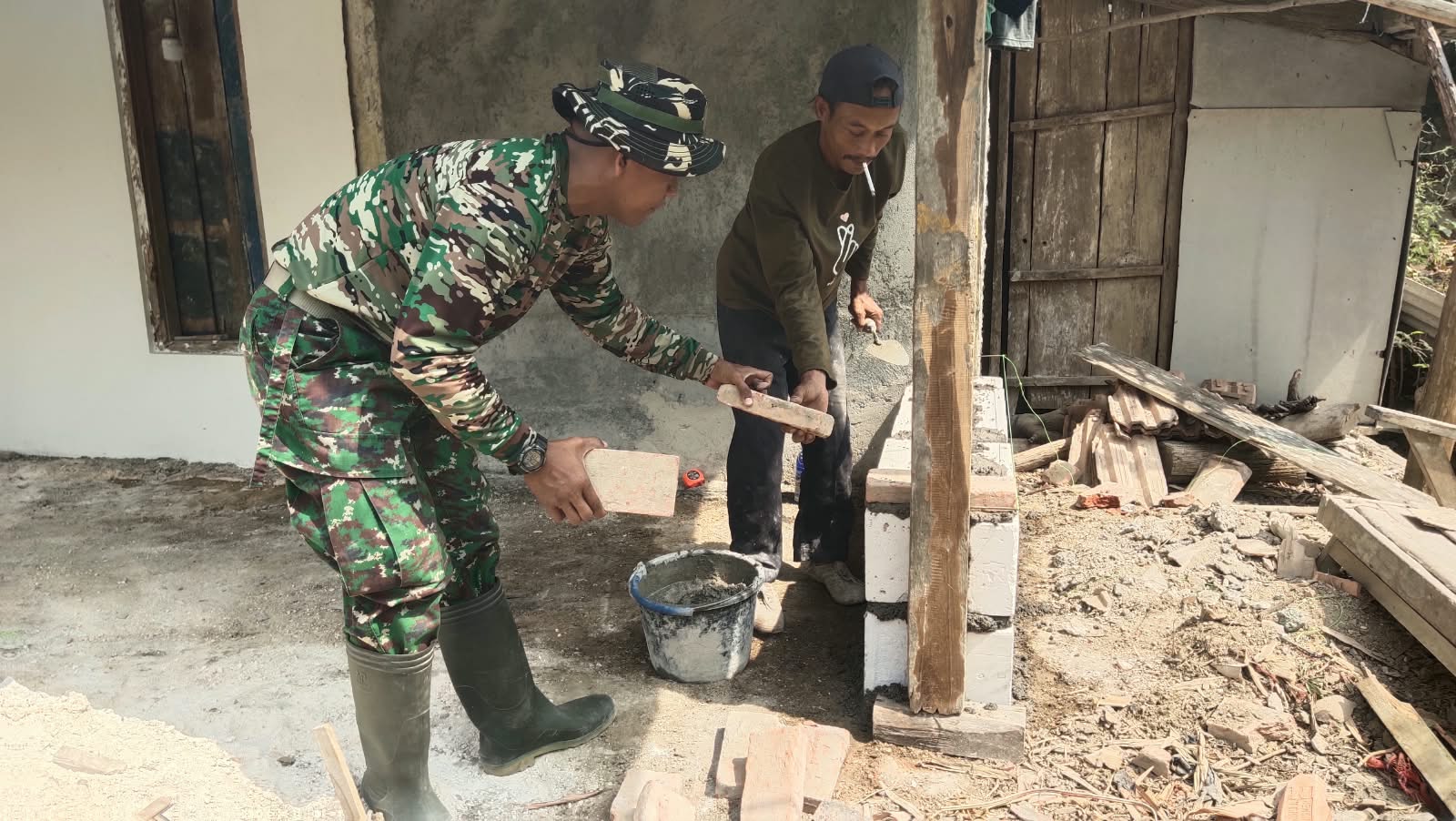 You are currently viewing Berbeda Corak Seragam, Personel Satgas TMMD Rembang Bersatu Bangun Desa Ngajaran