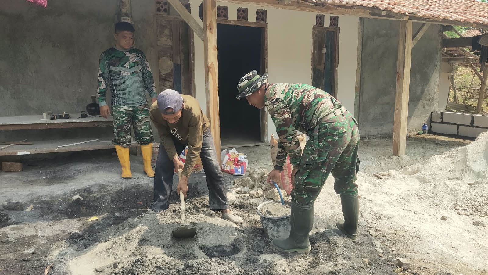 You are currently viewing Koptu Deny Bantu Persiapan Adukan Semen untuk Perbaikan Rumah Warga Ngajaran