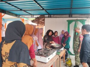 Read more about the article Serka Saryono Pantau Pelaksanaan Demo Memasak dalam Rangkaian TMMD di Ngajaran