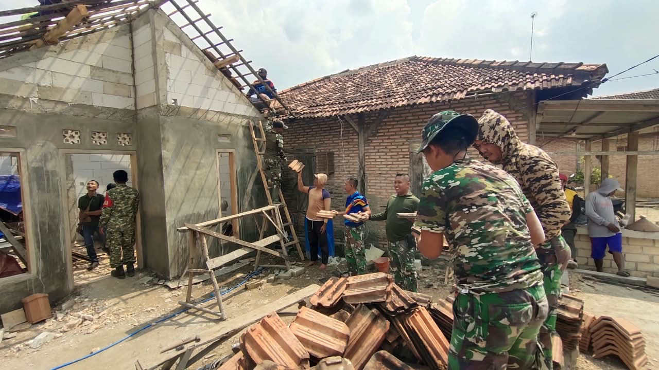 Read more about the article Pengerjaan Rangka Atap RTLH Pak Diki Terus Berlangsung di Desa Ngajaran