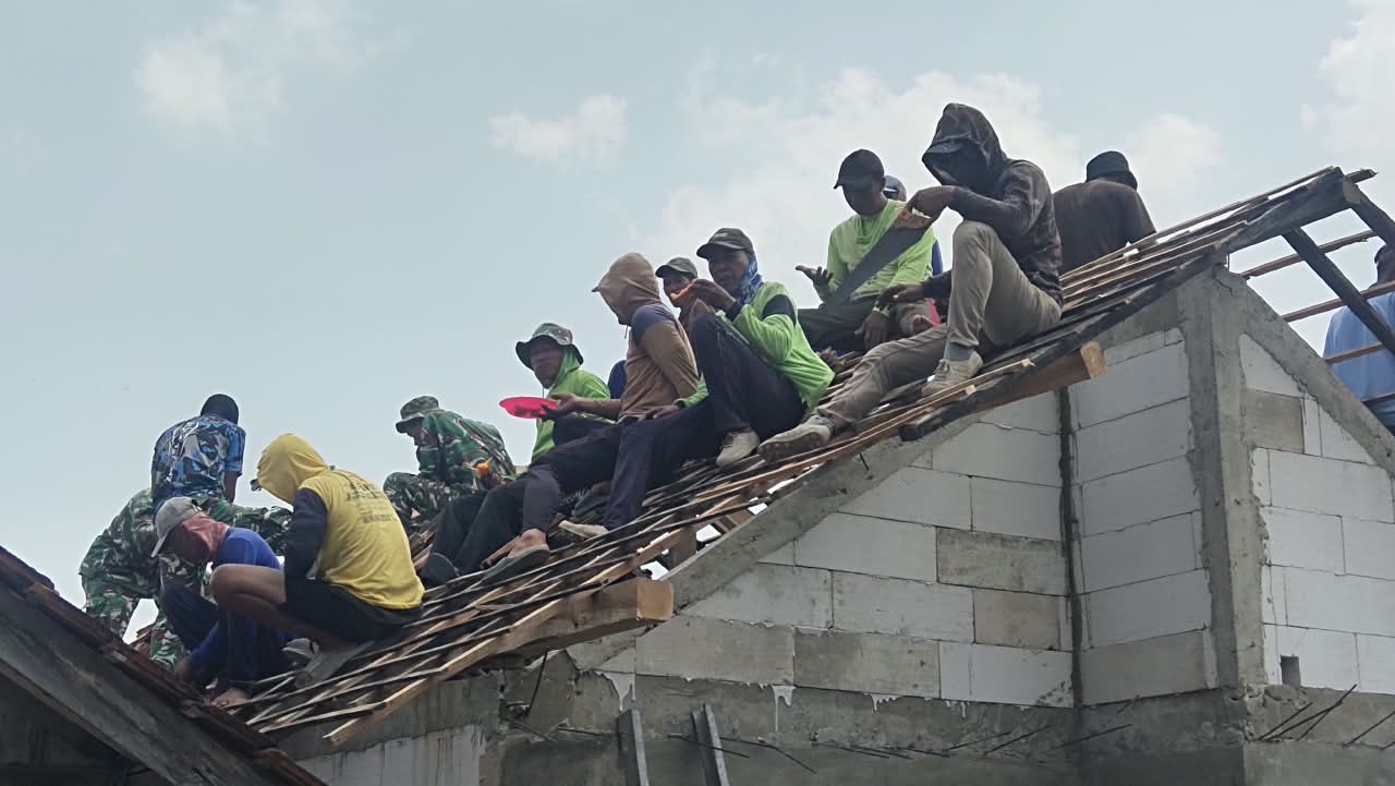 Read more about the article Satgas TMMD Laksanakan Pemasangan Genteng RTLH Milik Pak Diki