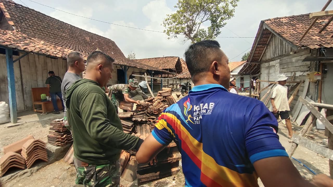 You are currently viewing Personel Berseragam Jersey PON XX Papua Ikut Bangun RTLH Pak Diki